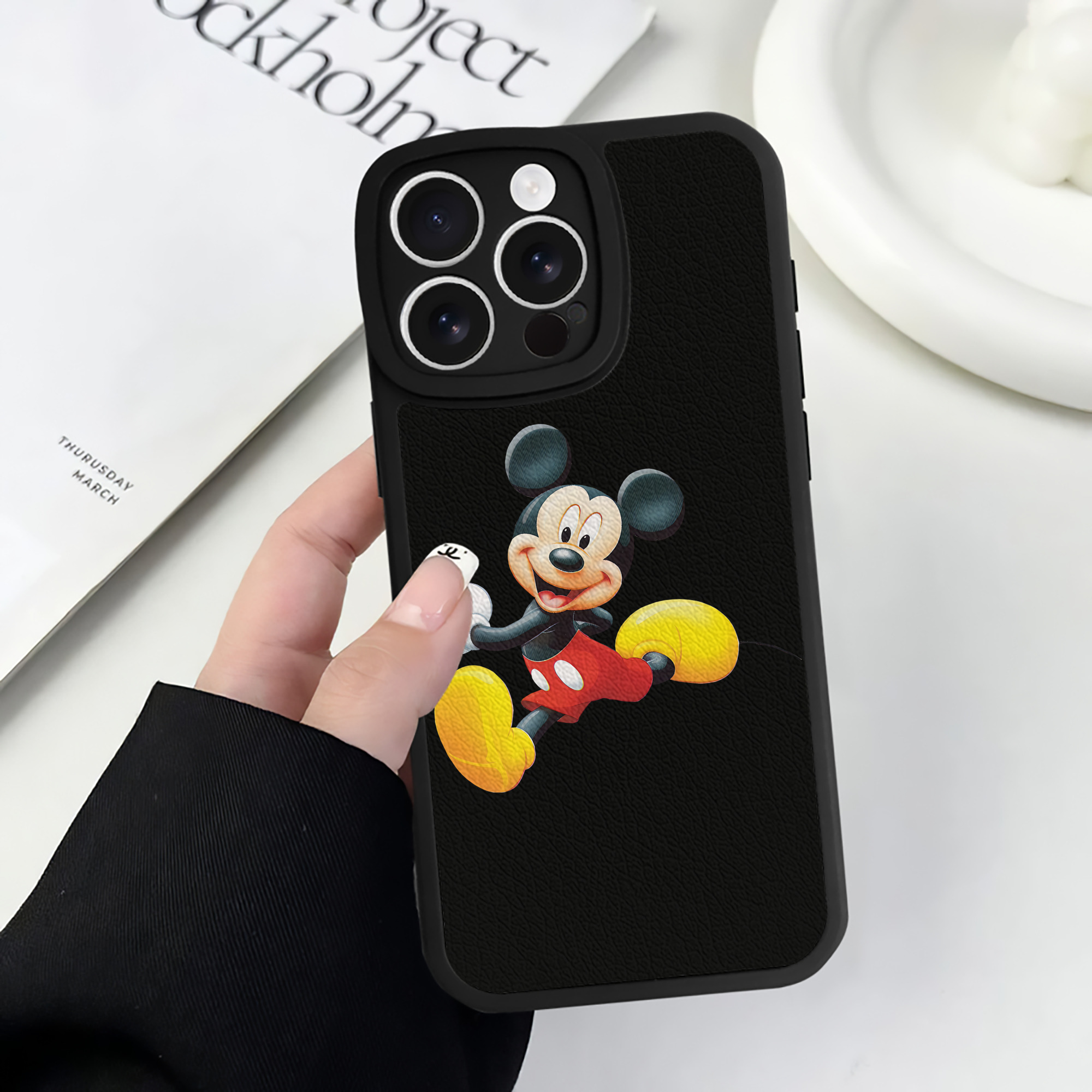 （画像用） ミッキーマウス Mickey Mouse 【iPhone 16シリーズ対応】シリコンスマホケース（レザー調） 材質：シリコン
